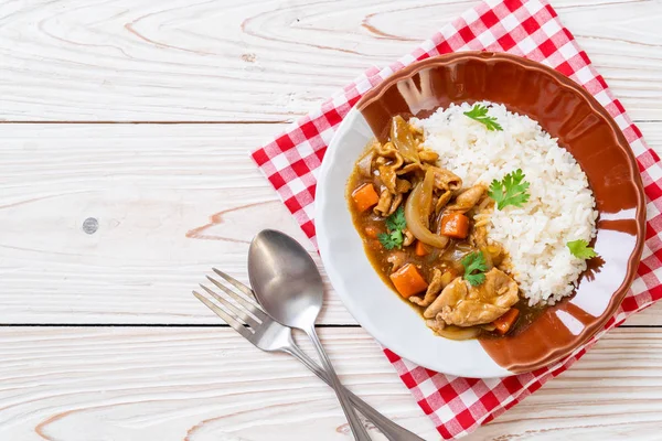 Japon köri pirinç dilimlenmiş domuz eti, havuç ve soğan ile