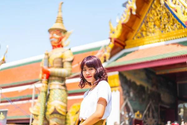 Felice donna asiatica Viaggiare al tempio in Thailandia — Foto Stock