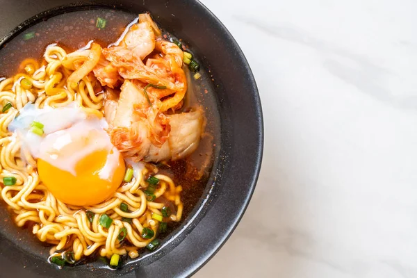 Kimchi ve yumurta ile Kore anlık erişte