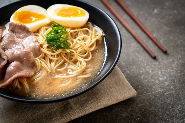 domuz eti ve yumurta ile TONKOTSU ramen erişte