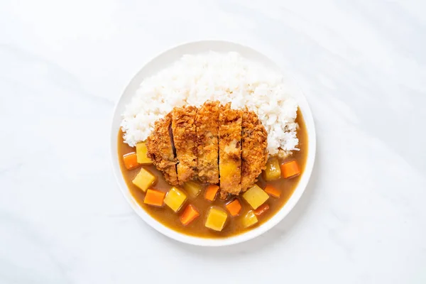 Goreng daging babi renyah dengan kari dan nasi — Stok Foto