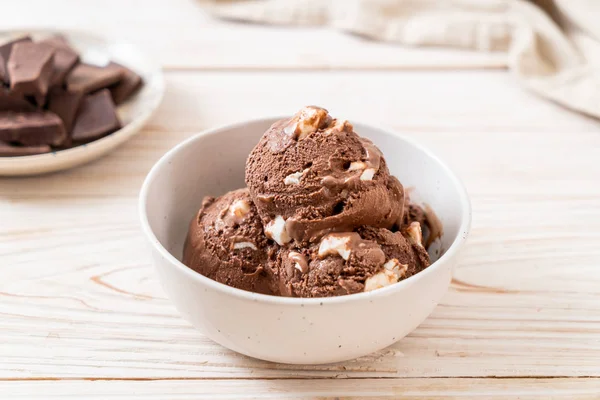 Helado de chocolate con malvaviscos — Foto de Stock