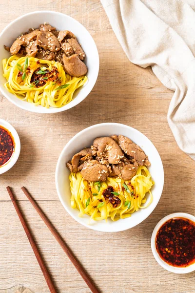 domuz eti ile Asya tavada kızartılmış erişte