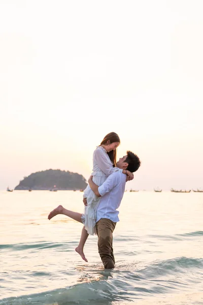 Feliz casal vai viajar de lua de mel na praia de areia tropical em su — Fotografia de Stock
