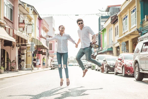 Mutlu genç Asyalı çift aşık iyi vakit geçiriyor