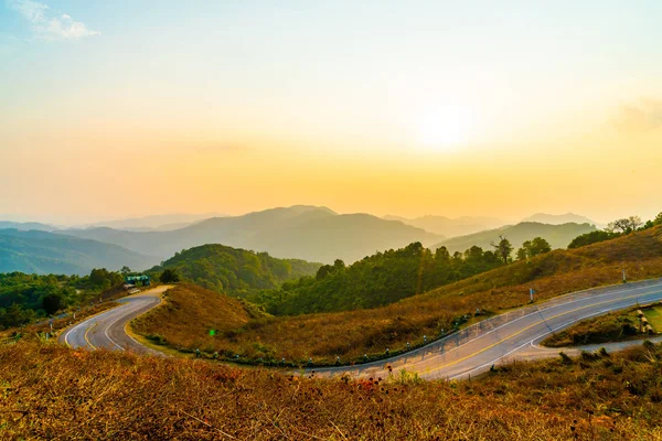 Katman dağ ve yol ile güzel günbatımı gökyüzü