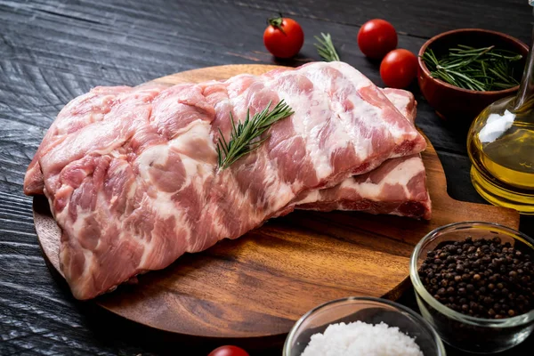 Taze çiğ domuz kaburgası. 