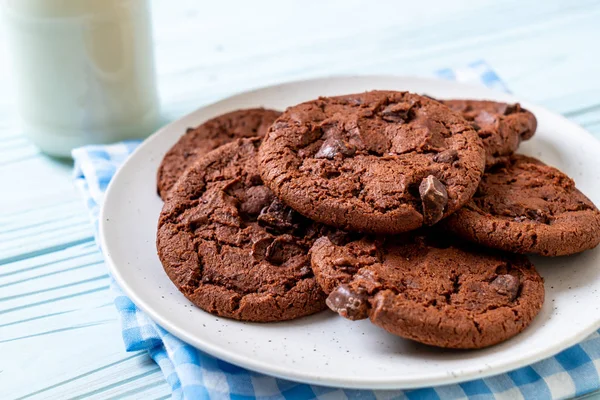 Chocolate cookies with chocolate chips — Stock Photo, Image