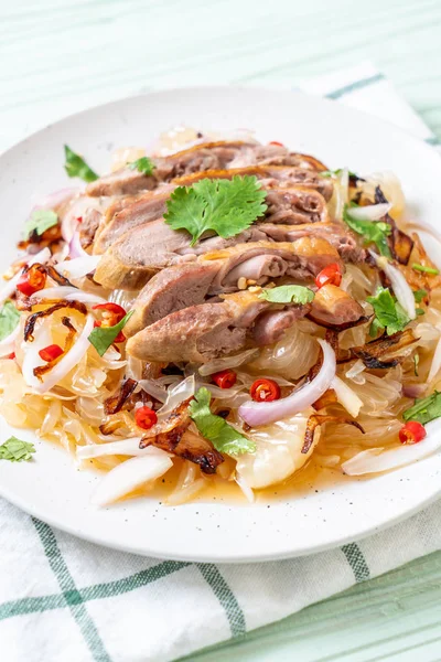 Kızarmış ördek pamelo baharatlı salata