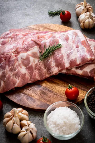 Taze çiğ domuz kaburgası. 