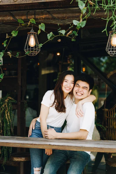 Asyalı mutlu bir çift. 