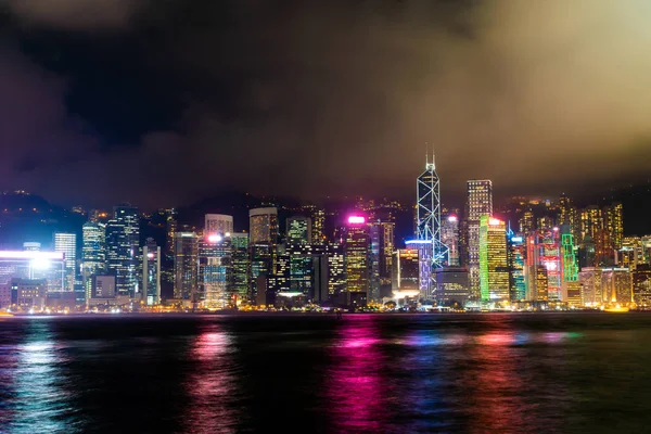 Panorama města Hong Kong v noci a světlo do — Stock fotografie