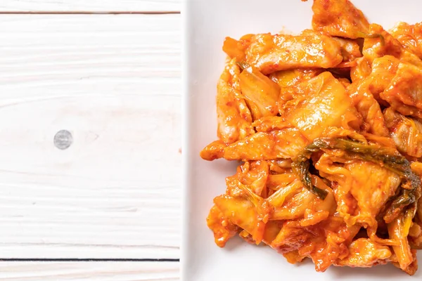 kimchi ile tavada kızartılmış domuz eti