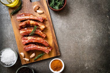 Taze Çiğ domuz kaburga malzemelerle kavurma için hazır