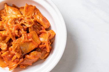 kimchi ile tavada kızartılmış domuz eti