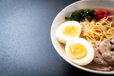 domuz eti ve yumurta ile TONKOTSU ramen erişte