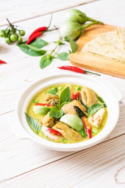 Roti ve tavuk ile yeşil köri