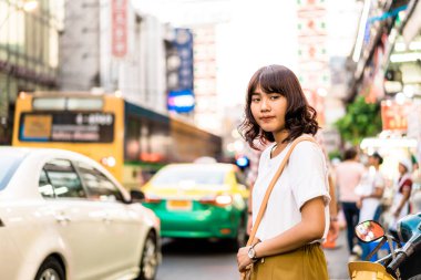 Genç Asyalı kadın Traveler, Bangkok, T China Town Manzaralı