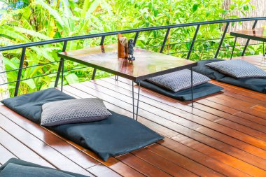 boş tablo ve minderler