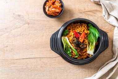 sebze ve kimchi Koreli anlık erişte