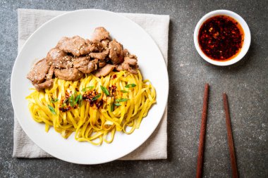 domuz eti ile Asya tavada kızartılmış erişte