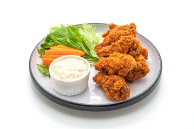 Sebzeli kızarmış tavuk kanadı.