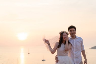 Mutlu genç Asyalı çift aşık iyi vakit geçiriyor 