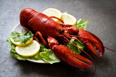 haşlanmış ıstakoz sebze ve limon ile