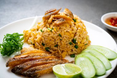 Gevrek gurami balığı kızarmış pilav