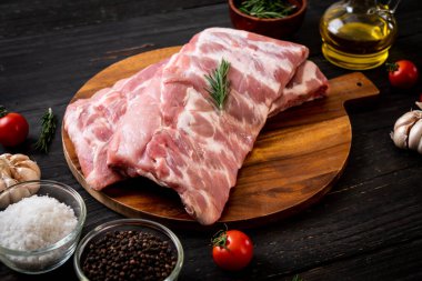 Taze çiğ domuz kaburgası. 