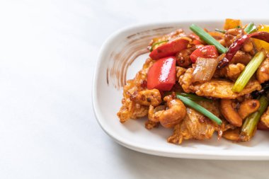 Cevizli kızarmış tavuk. 