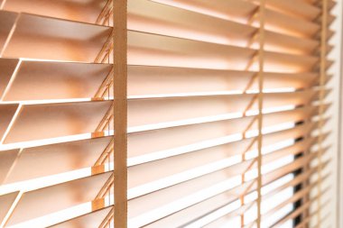 Oturma odasında penceresinde ahşap kepenkleri