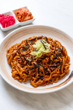 Kore sıcak ve baharatlı anlık noodle kimchi ile