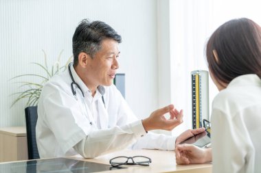 Asya kıdemli doktor ve hasta görüşüyorlar