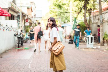 Mutlu ve güzel Asyalı kadın Khao Sarn Road, Tha seyahat