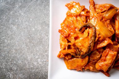 kimchi ile tavada kızartılmış domuz eti