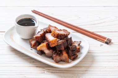 Fried çizgili domuz eti veya gevrek domuz eti veya derin kızarmış domuz eti