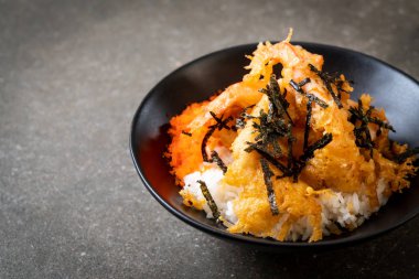 karides tempura pirinç kase karides yumurta ve deniz yosunu ile