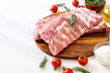 Taze çiğ domuz kaburgası. 