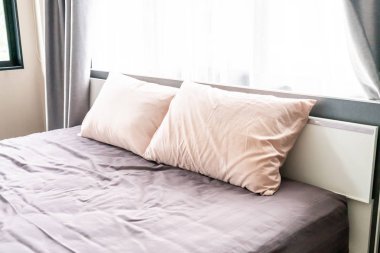 Yatakta rahat yastık 