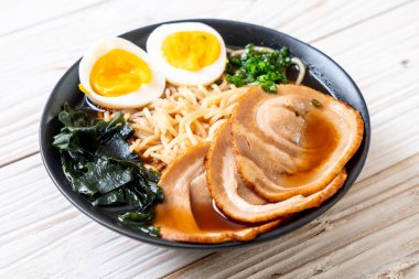 Shoyu ramen noodle domuz eti ve yumurta ile