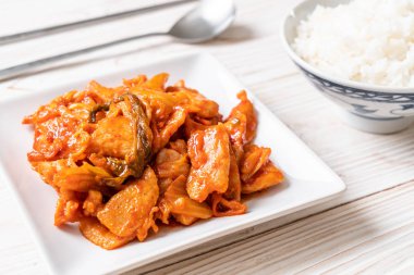 kimchi ile tavada kızartılmış domuz eti