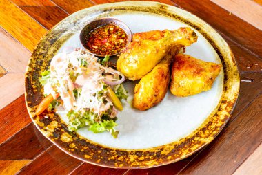 Kızarmış tavuk ve sebze salatası. 