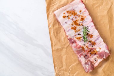 Taze çiğ Domuz kaburga kavurma için hazır 