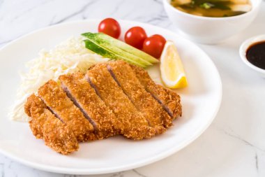 Japon derin kızarmış domuz pirzola (tonkatsu kümesi)