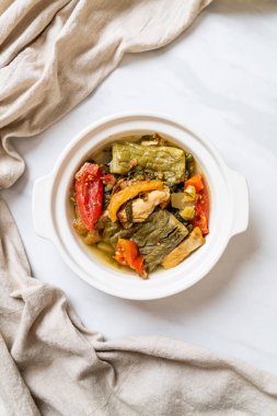 Acı kabak ve domuz eti ile korunmuş hardal yeşil çorba 