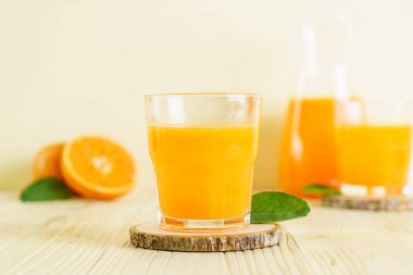 Ahşap arka plan üzerinde taze portakal suyu