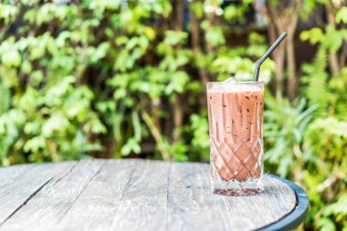 Masanın üzerine çikolatalı buzlu cam