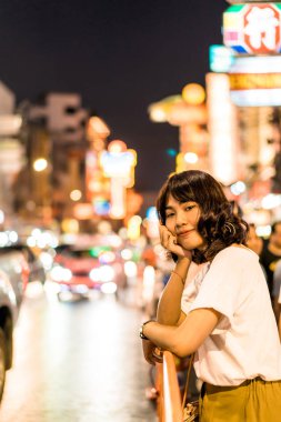 Genç Asyalı kadın Traveler, Bangkok, T China Town Manzaralı