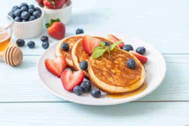 taze yaban mersini, taze çilek ve bal ile gözleme